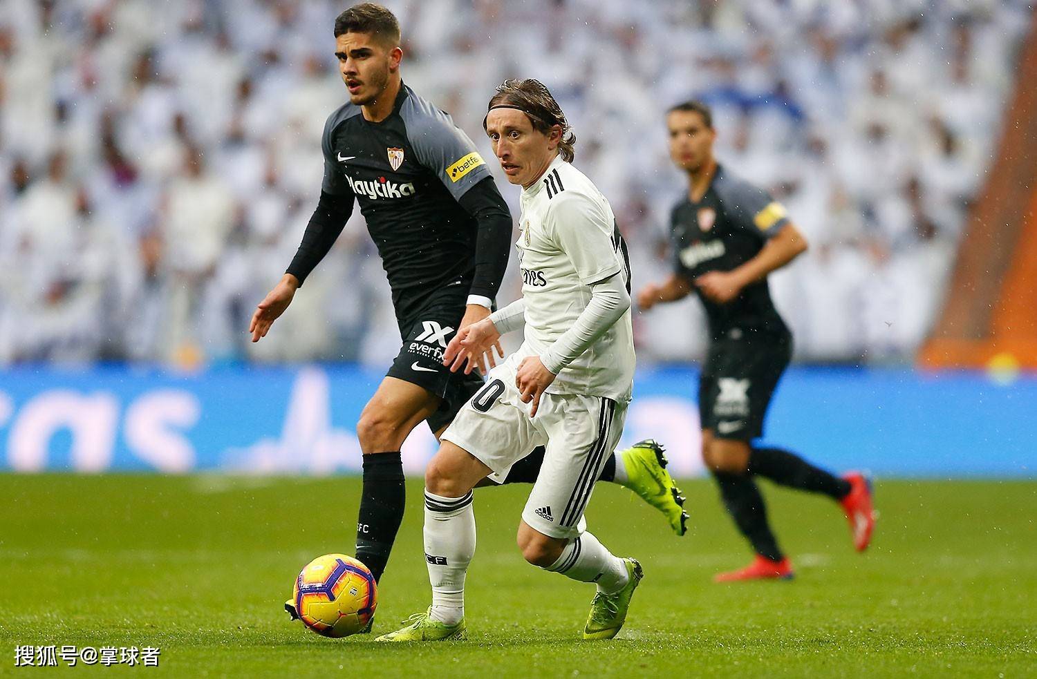 九游体育官网入口摩纳哥训练开放日，国际比赛日主帅复盘引欢呼，西甲在即，轮换策略成焦点的简单介绍