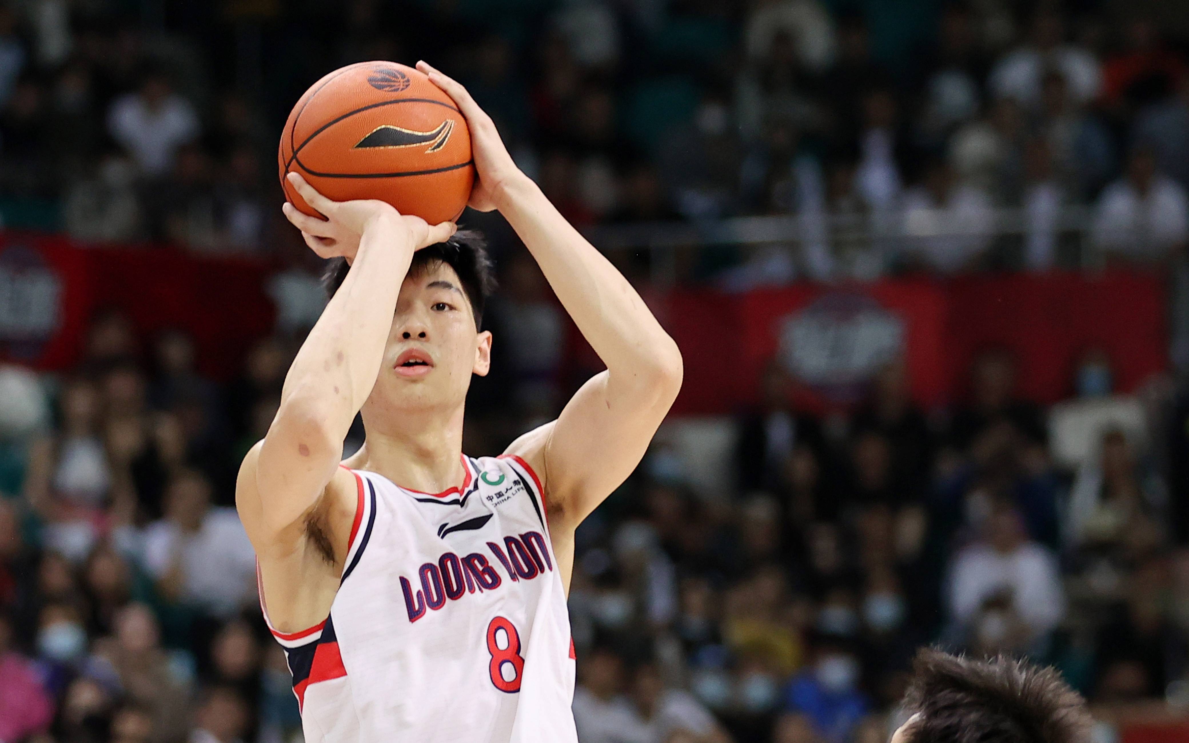 九游体育中国官网包含国际比赛日广东宏远调整名单以备CBA常规赛，绝杀压哨环节打磨，引发热议，临场指挥获称赞的词条